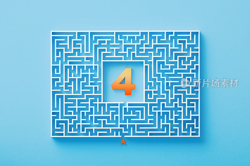 橙色4号坐在蓝色背景的白色迷宫的中心