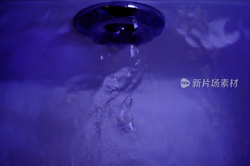 热水浴缸喷射器流出的水，紫色背景