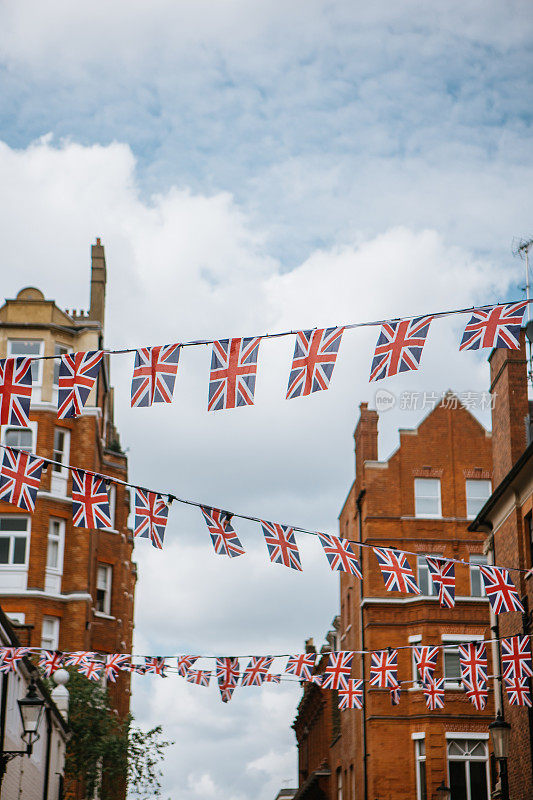 在英国伦敦，串串的英国国旗装饰着节日装饰