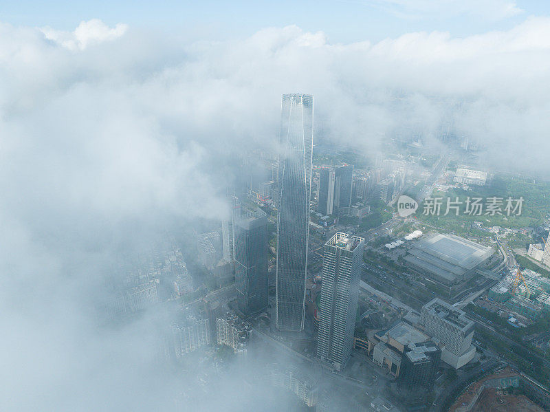 城市高楼大厦笼罩在云雾之中