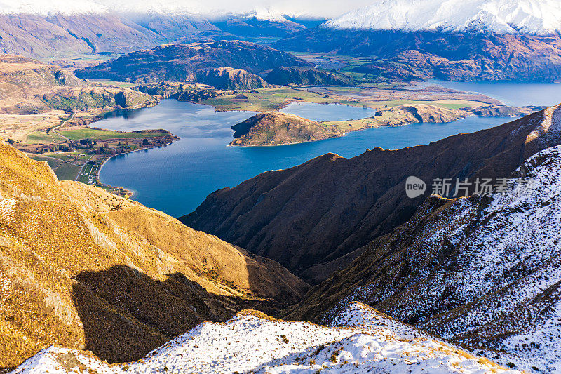 日出时的全景，雪山和冰川湖的壮观景观