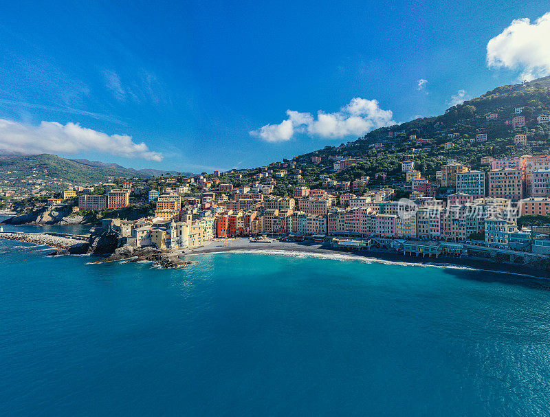 意大利热那亚利古里亚沿海城镇卡莫格利的鸟瞰图
