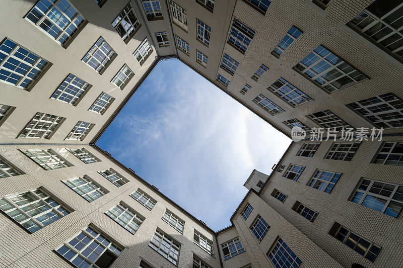 建筑物对着天空的低角度视图