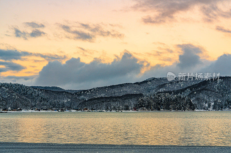 日本长野县青木湖的冬日黎明景色