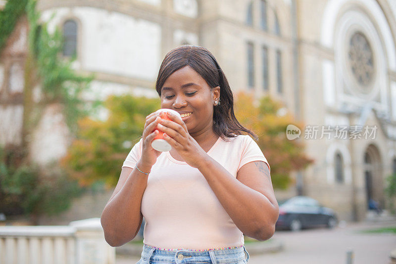 快乐的年轻非裔美国女性