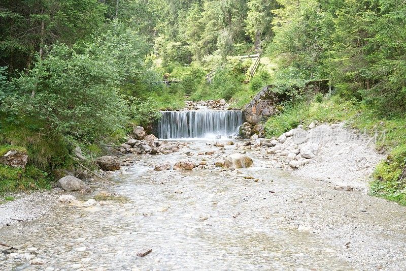 山涧流水