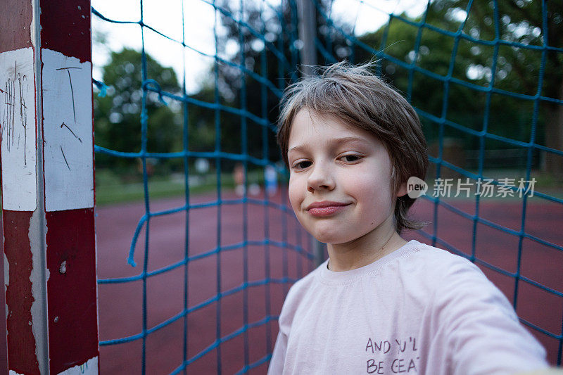 小男孩在公园里自拍