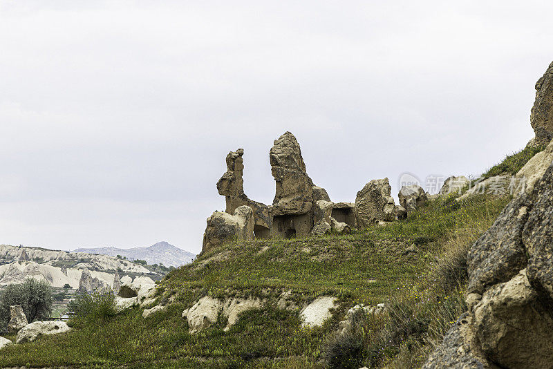 在土耳其卡帕多西亚的戈雷姆，寻找被称为仙女烟囱的岩层中的面孔。