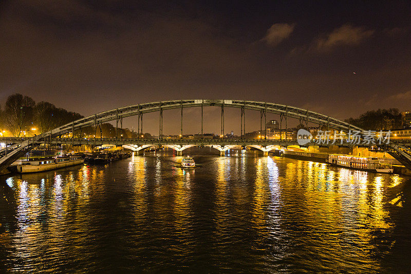 法国巴黎塞纳河的夜景