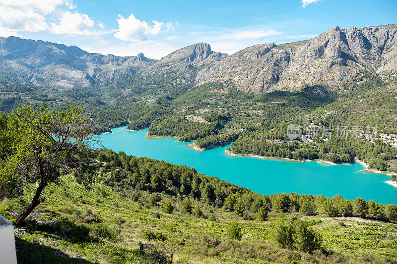 塞拉埃坦山脉在瓜达莱斯特和蓝色的湖，阿利坎特西班牙。多山的夏季景观。