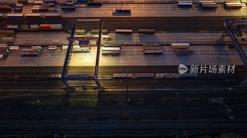 铁路场、货场和货运列车。鸟瞰图