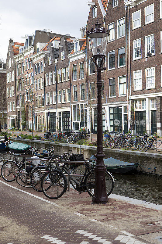 阿姆斯特丹运河旁的自行车和路灯