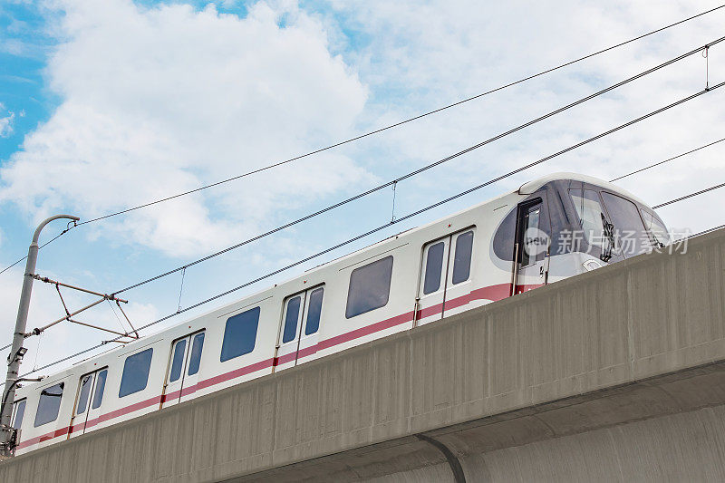 城市轻轨列车正在行驶