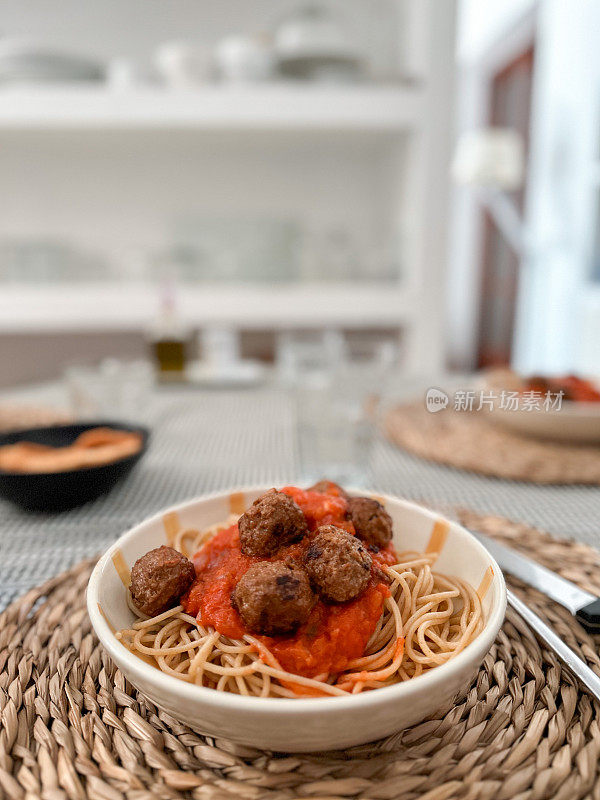 全麦意大利面配肉丸准备食用