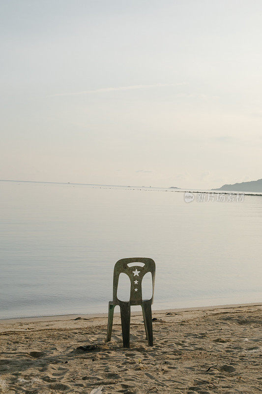 海滩上的空塑料椅