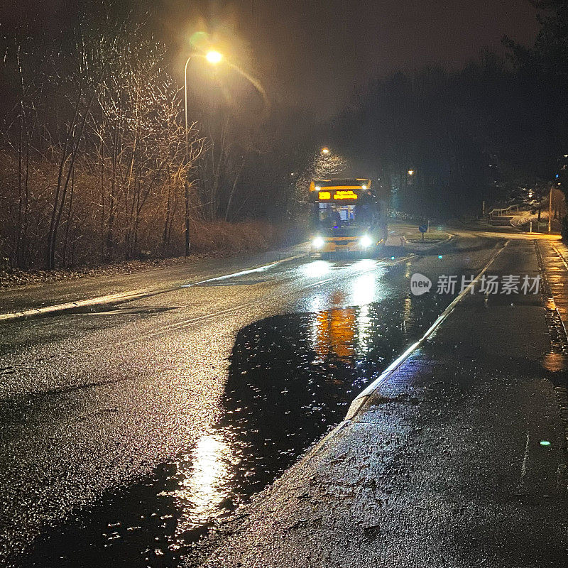 在下雨时，堵塞的下水道会导致洪水泛滥