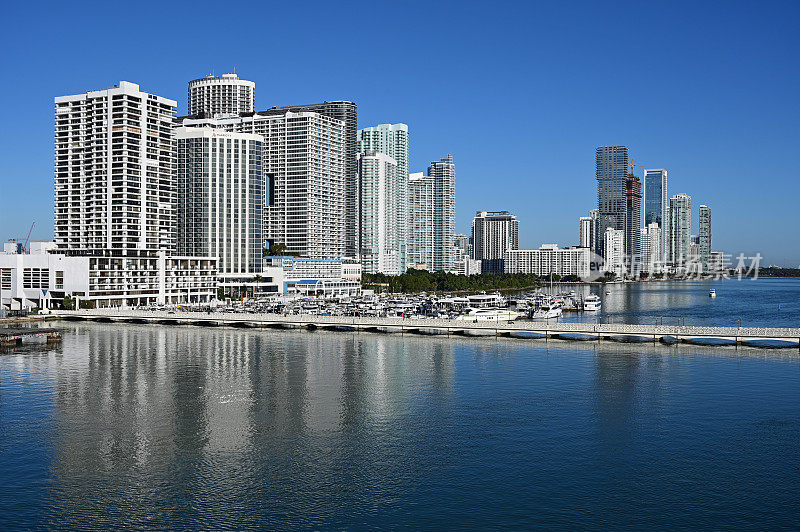 佛罗里达州迈阿密比斯坎湾的住宅滨水建筑。