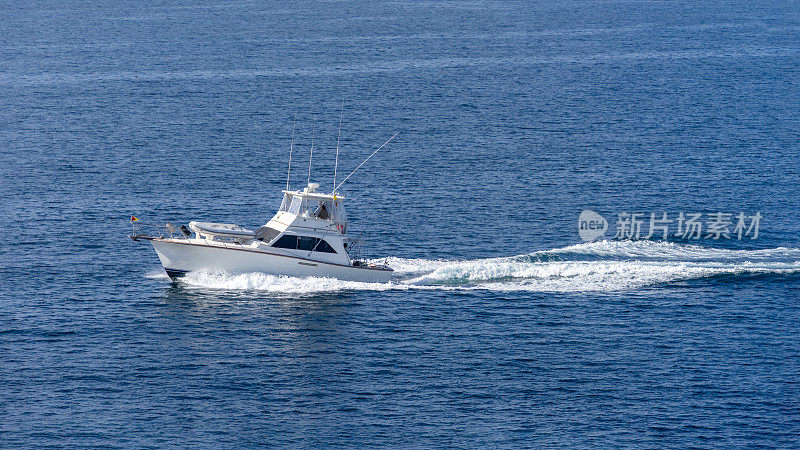 一艘白色的渔船在加利福尼亚卡塔利娜岛海岸外的太平洋上疾驰