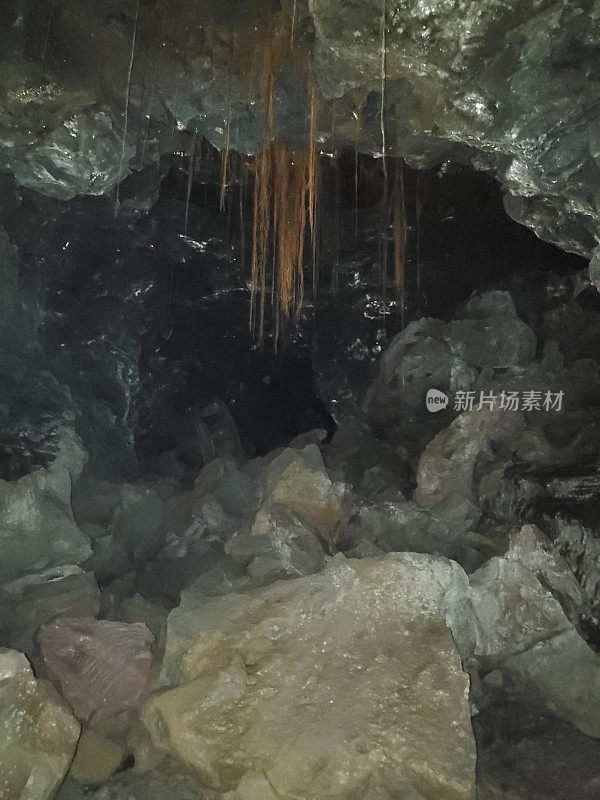 石笋洞穴:液体洞穴钟乳石地层
