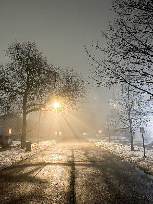 芝加哥郊区夜晚的街道。在美国，那里冬天整天下雪。