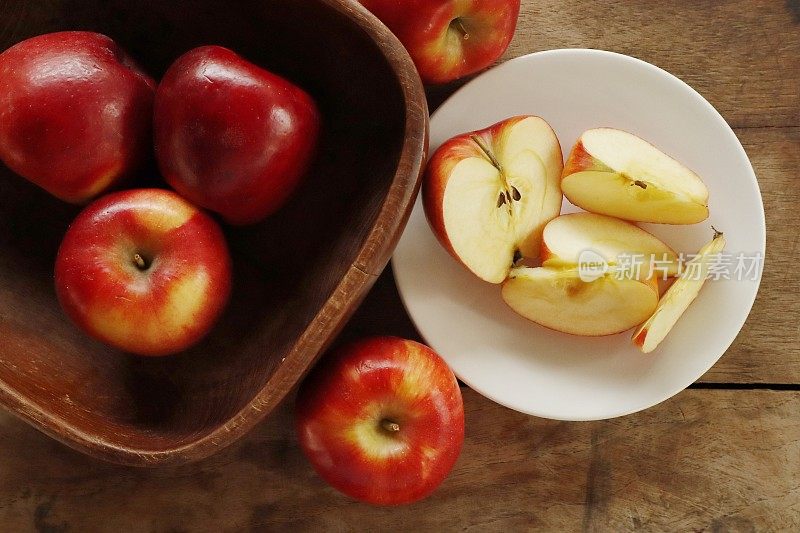新鲜有机的红pop苹果水果迎接夏天，色彩艳丽，分盘食用，即食又对身体有益。