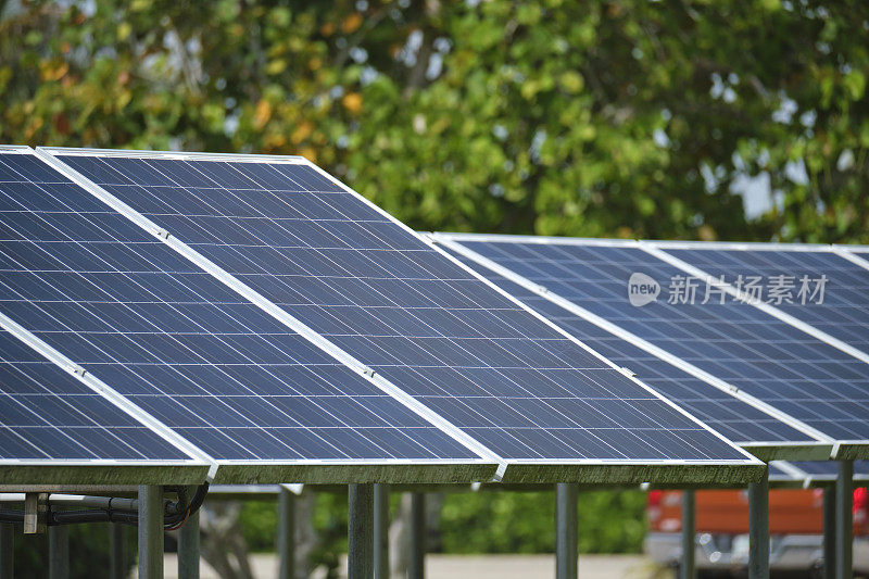 太阳能电池板安装在停车场附近的支架上，有效地产生清洁电力。光伏技术融入城市电动汽车充电基础设施