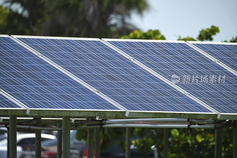 太阳能电池板安装在停车场附近的支架上，有效地产生清洁电力。光伏技术融入城市电动汽车充电基础设施