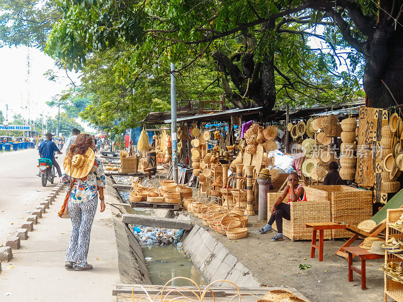 刚果民主共和国金沙萨的街头市场