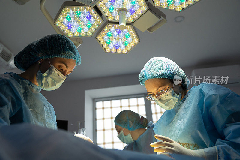 手术小组进行抽脂手术。