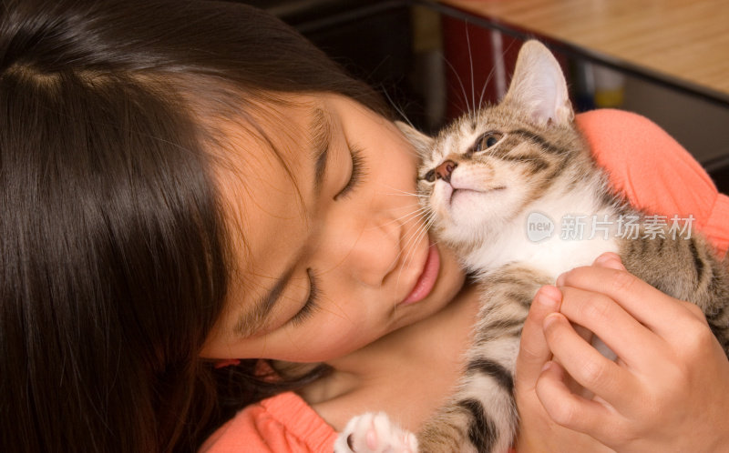 小女孩在照顾她的小猫