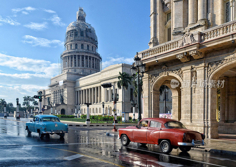 古巴哈瓦那街头的老式美国车