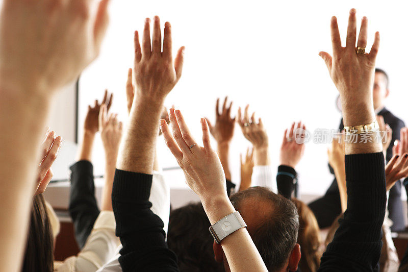 投票观众，商业观众或学生在研讨会上举手