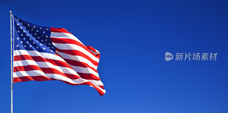蓝天中飘扬的美国国旗