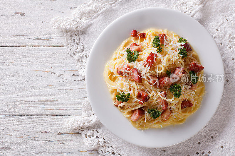 意大利食物:桌上的意大利通心粉。水平的俯视图