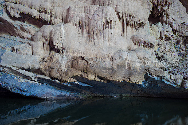 恩洞的钟乳石岩层是世界上第三大洞穴，位于越南中部广平省的芳芽克邦国家公园的中心