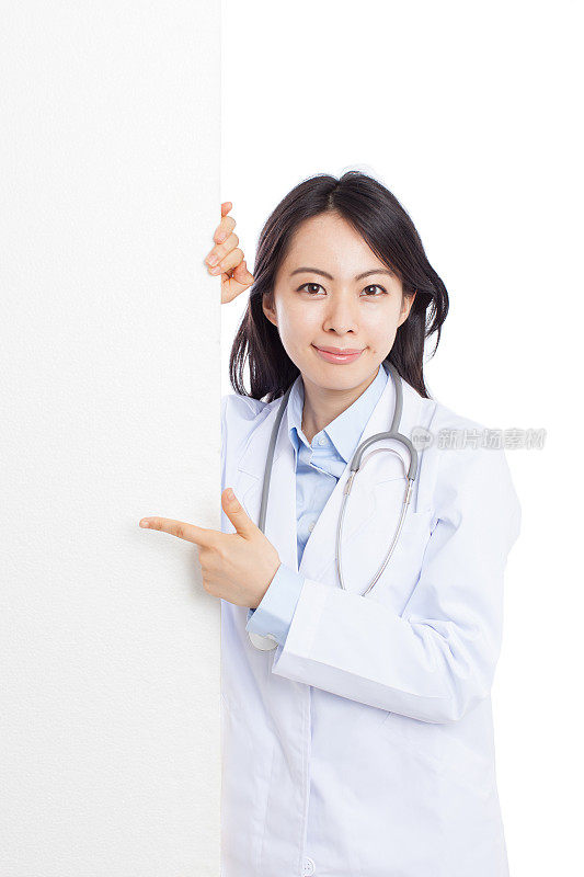 日本女医生拿着白板