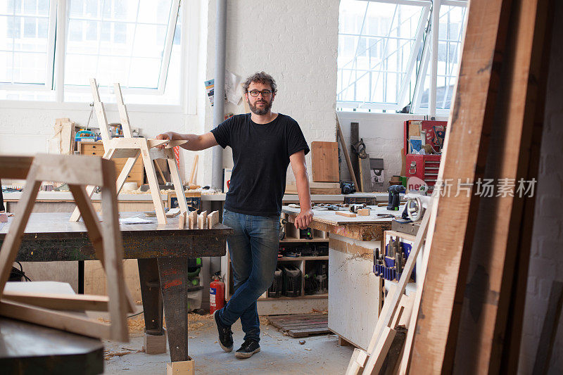 一个家具设计师在他的工作室的环境肖像