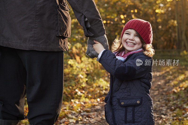 爷爷和孙女在享受秋天散步