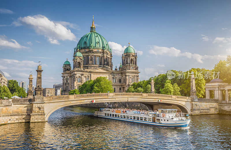 日落时施普雷河上的船只，柏林大教堂，德国柏林