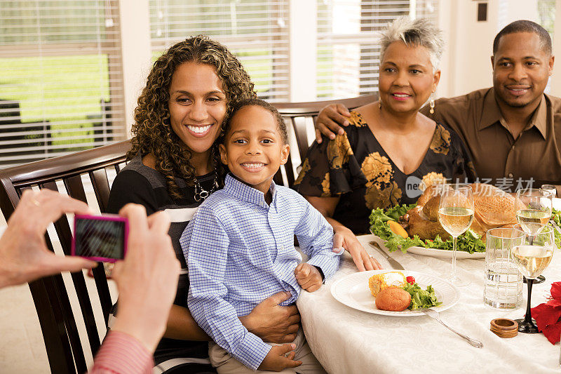 人际关系:家人聚在奶奶家共进晚餐。