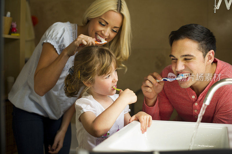 年轻的家庭刷牙