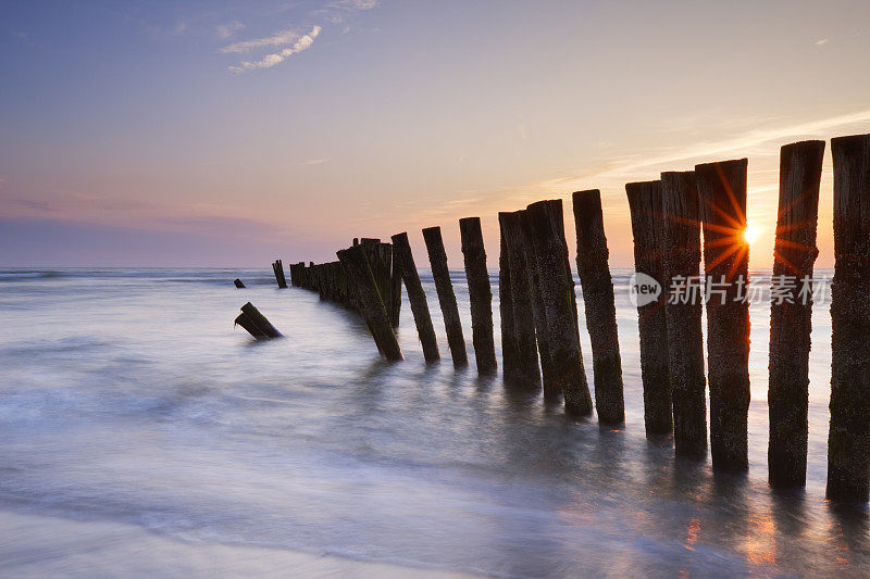 日落时分，荷兰北部海滩上的防波堤