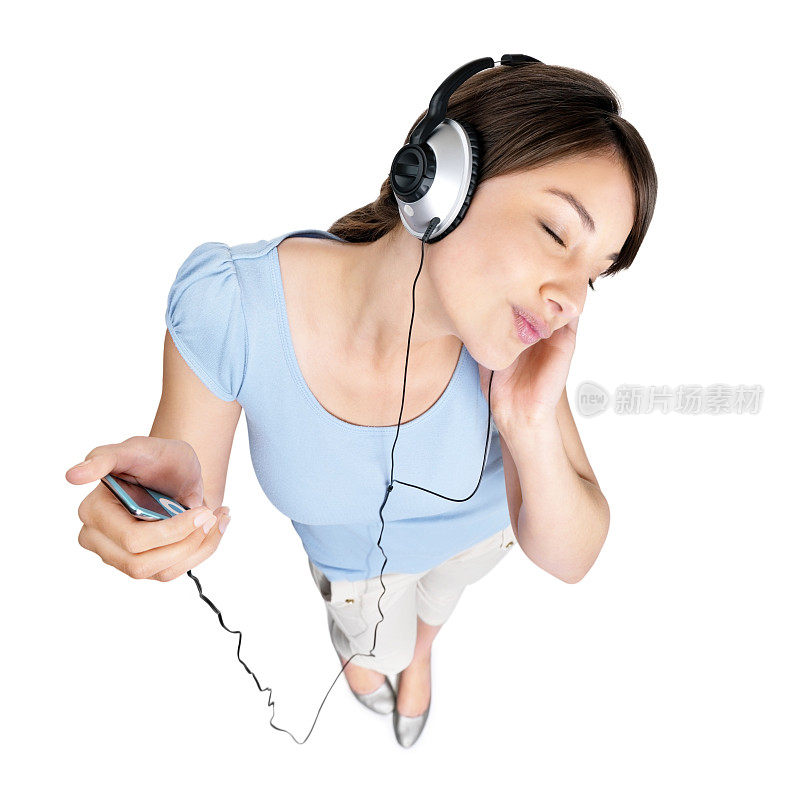 一个年轻女性听音乐耳机的俯视图