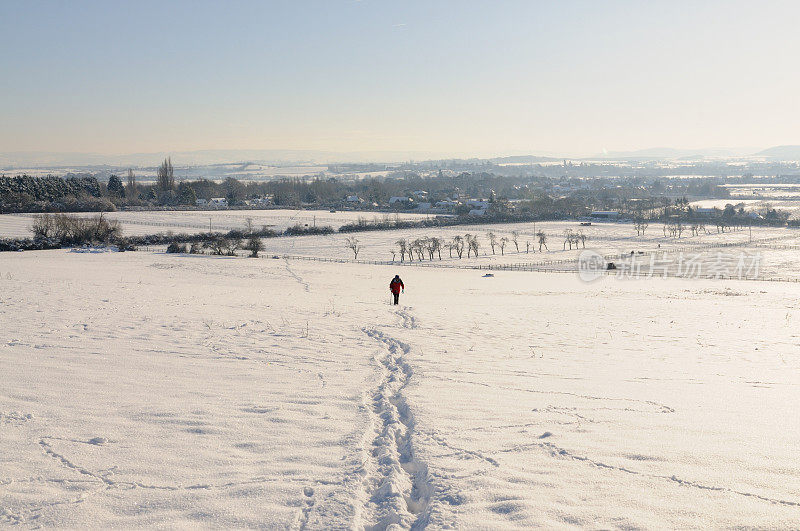 徒步穿越伊夫舍姆山谷的积雪