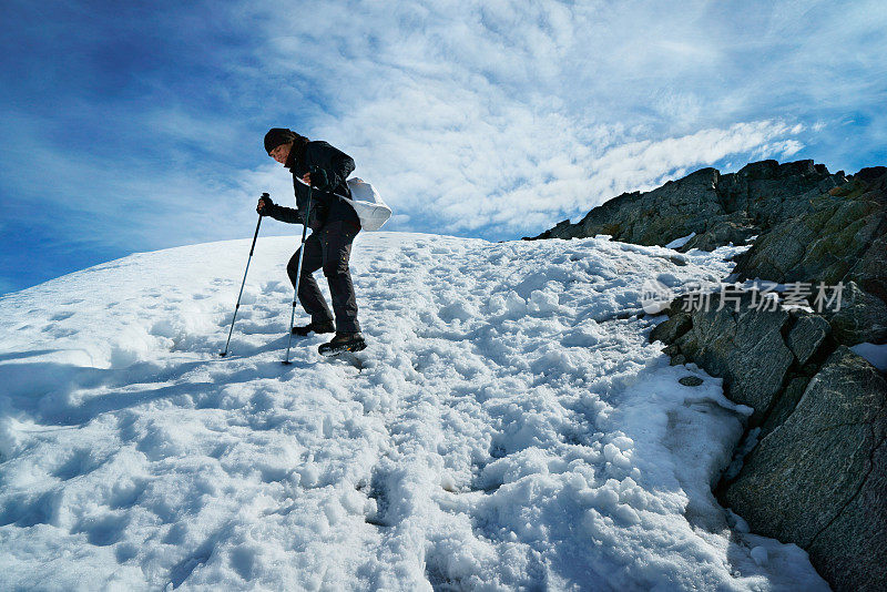 一名单身青年徒步穿越冰雪覆盖的约敦海门山脉