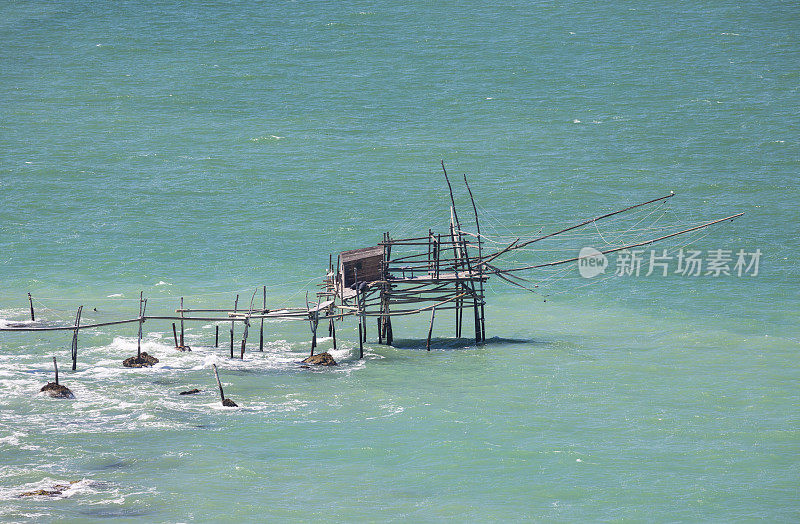 意大利阿布鲁奇亚得里亚海沿岸的特拉博科捕鱼平台