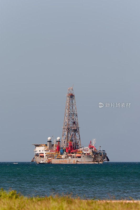 海岸线上的石油和天然气钻探船