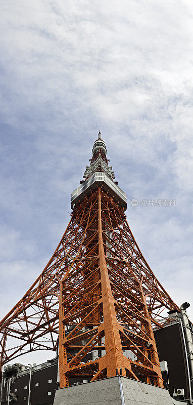 东京塔垂直全景横幅，日本标志性的红色城市地标