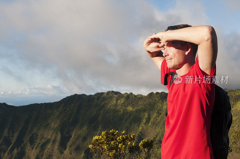 一名游客在考艾岛的卡拉劳瞭望台欣赏美景