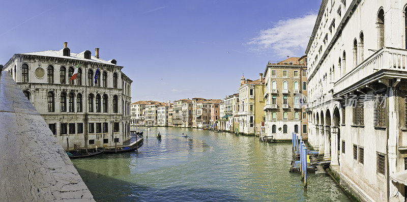 来自意大利里亚托桥的威尼斯大运河宫船夫别墅